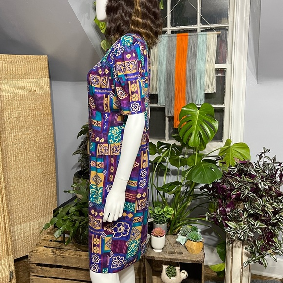 Vibrant Vintage Button-up Dress - Picture 3 of 10